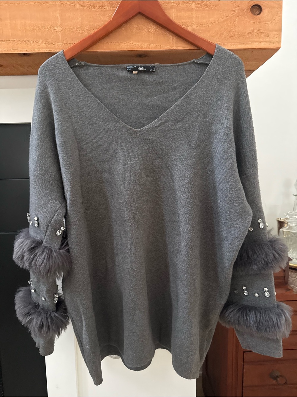 Sioni Gray Faux Fur Rhinestone Sleeve Statement Sweater XL - Flaws